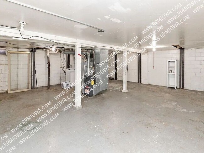 Building Photo - 3422 SW 8th St