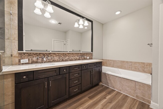 Building Photo - 5211 Eigel St