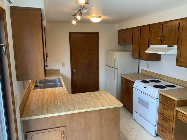 Building Photo - 2 Bedroom Duplex in Springfield