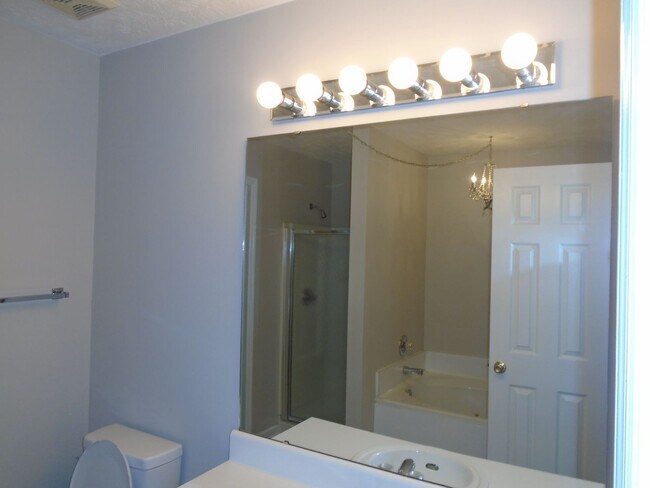Building Photo - Updated move in ready 2 bedroom!
