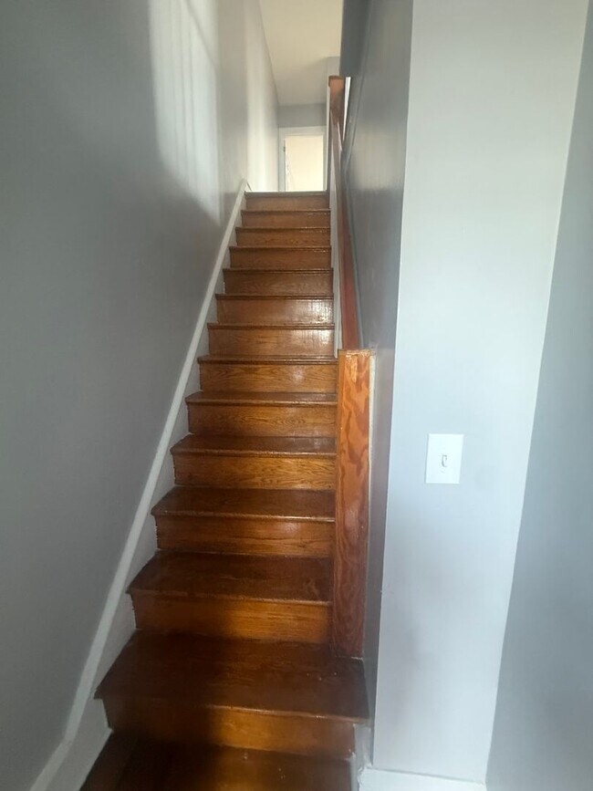 Building Photo - 270 Rosemar St