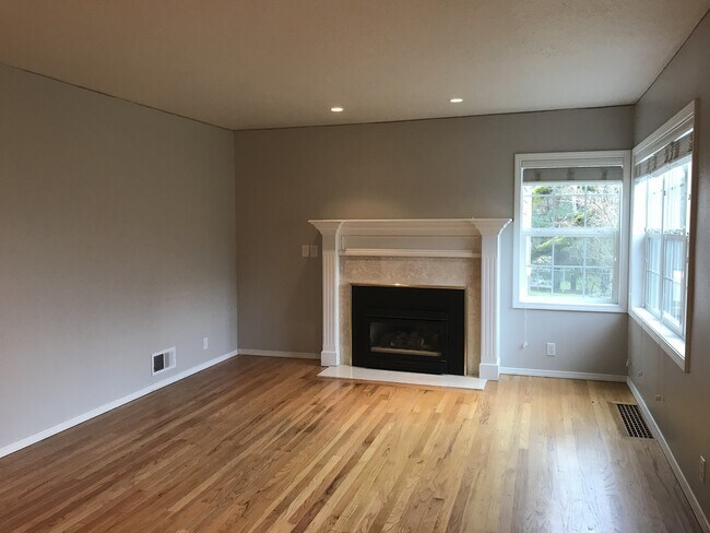 Building Photo - Available Now — A Rare NW Portland Gem with Space to Live, Work & Create