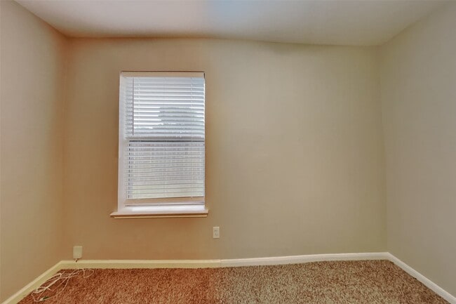 Building Photo - 8831 Aberdeen Oaks Dr