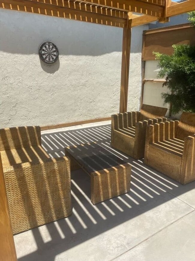 Building Photo - Bright  3bed/2bath single family home with...