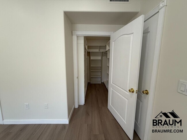 Building Photo - 10849 Fruitland Dr