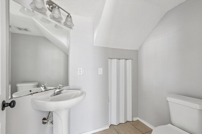 Building Photo - 7402 E Bank Dr