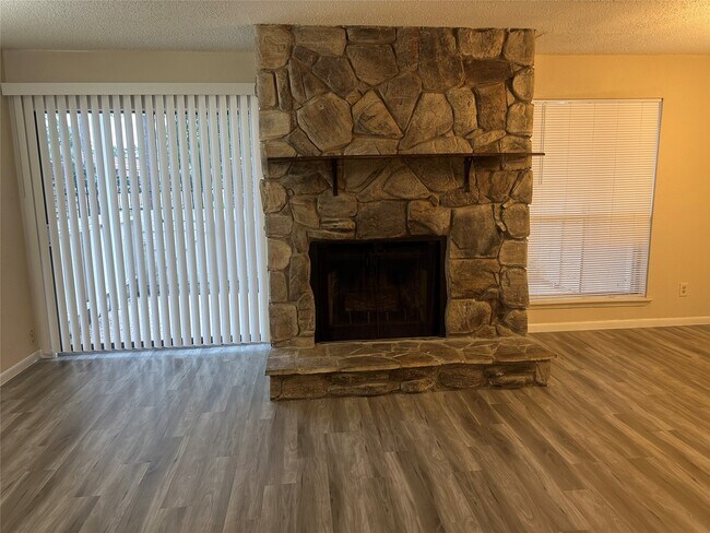 Building Photo - 17401 Red Oak Dr