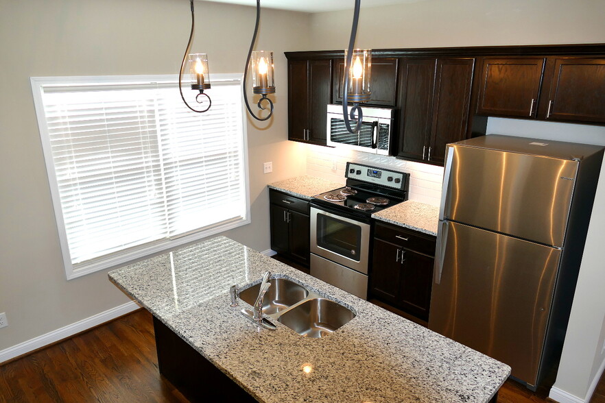 Building Photo - 914 Somerville Ct