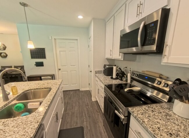 Building Photo - "Charming 3-Bed, 2-Bath Home Oasis in Jacksonville's Heart!"
