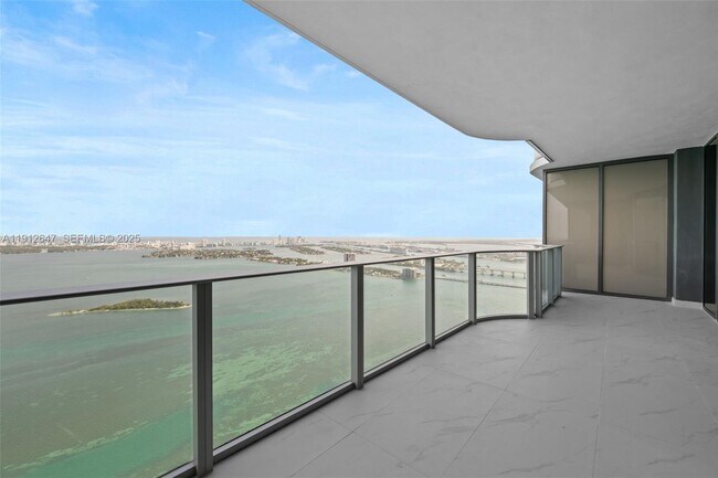 Building Photo - 700 NE 24th St