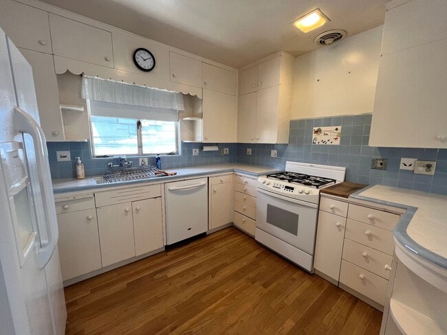 Building Photo - Charming home