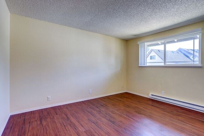 Building Photo - Remodeled Spacious 2 Bed 1 Bath In Quiet Community