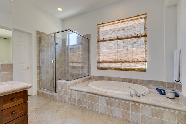 Building Photo - Elegant 3Bedroom/2.5Bath Furnished Home with Casita in Anthem Country Club