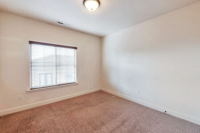 Building Photo - Beautiful Townhouse w attached 2 car garage in Orem