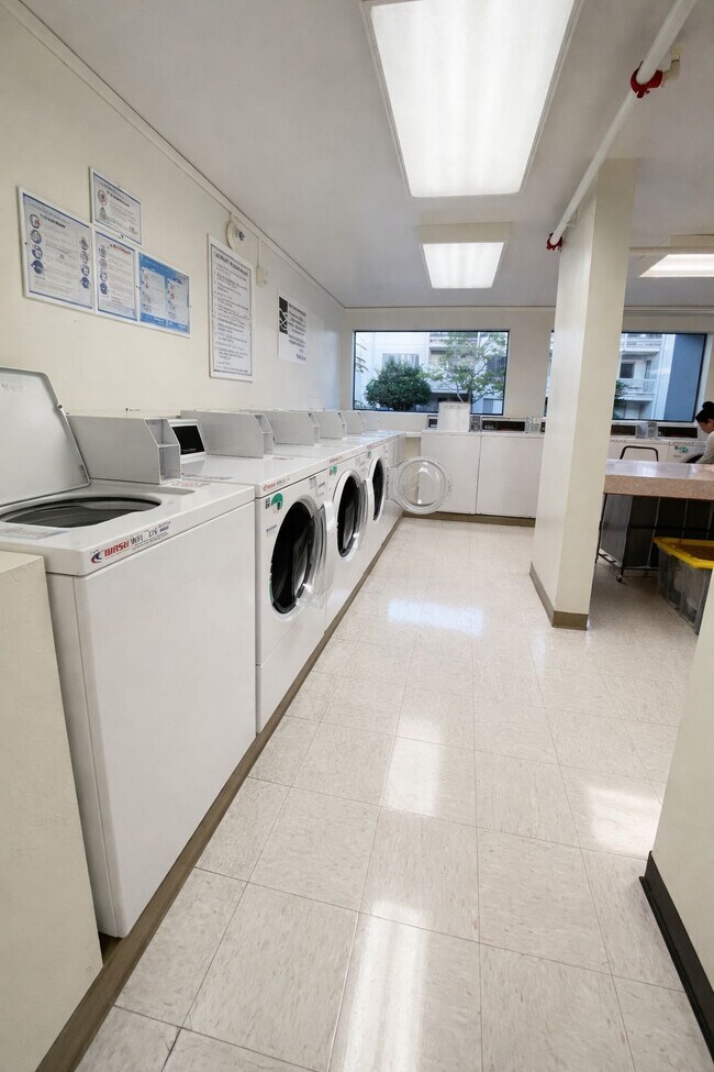 Building Photo - 4 Commodore Dr