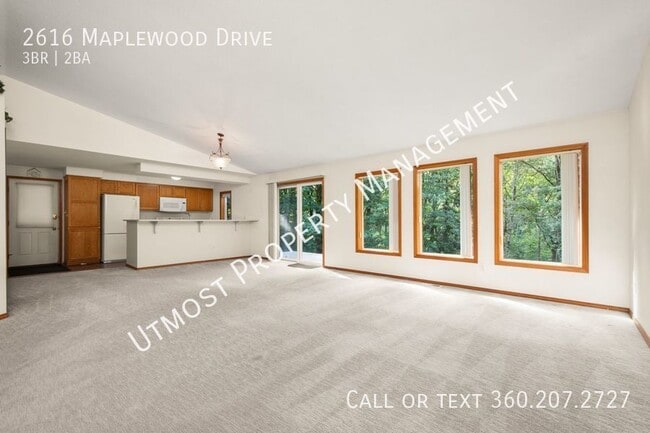 Building Photo - 2616 Maplewood Dr