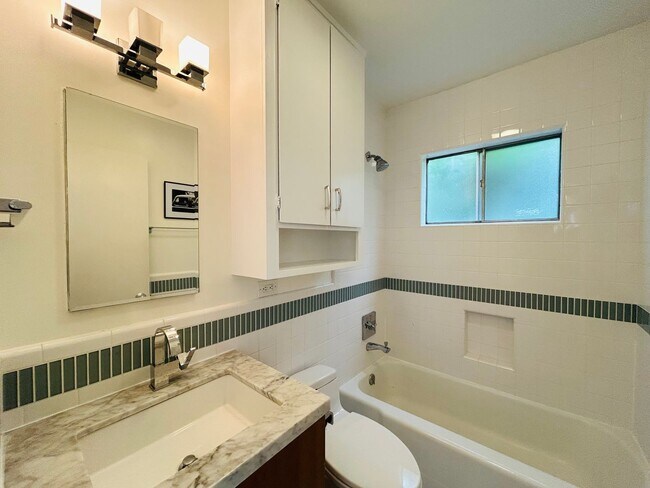 Building Photo - Spacious One Bedroom + Den Backhouse! In Unit Laundry! Prime Location!