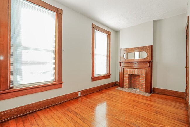 Building Photo - E. Main/802-804 - 804