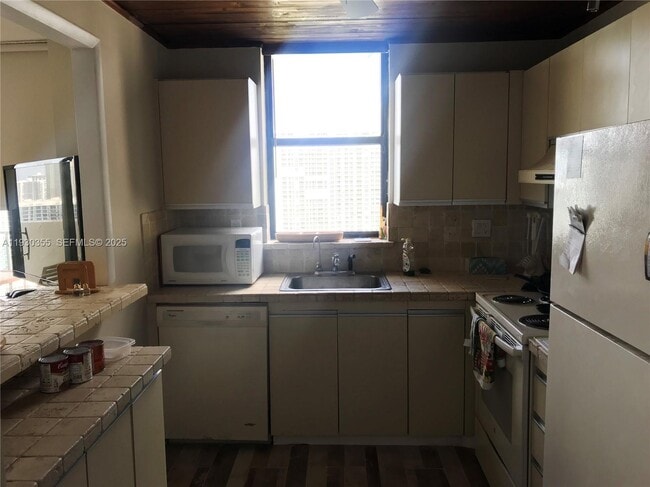 Building Photo - 18181 NE 31st Ct