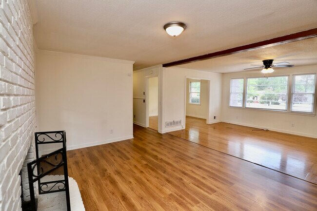 Building Photo - 1912 Dominion Dr