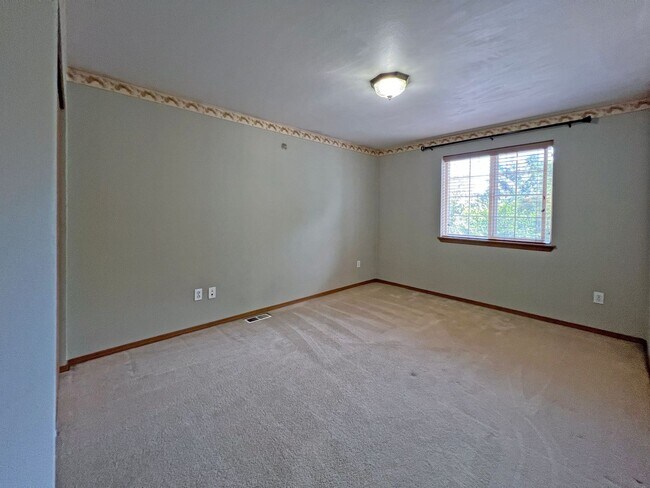 Building Photo - NE Tacoma - Large 3 bedroom 2.5 bathroom w...