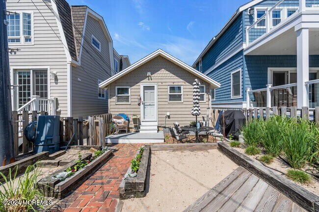 Building Photo - 157 Beach Front