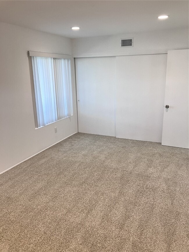 Building Photo - 9022 Hyde Park Dr