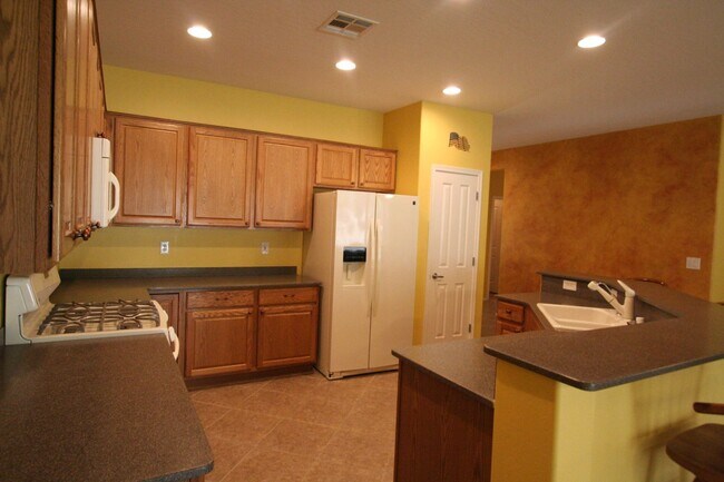 Building Photo - 2 bed w/den, 2 bath, 2 car single story house