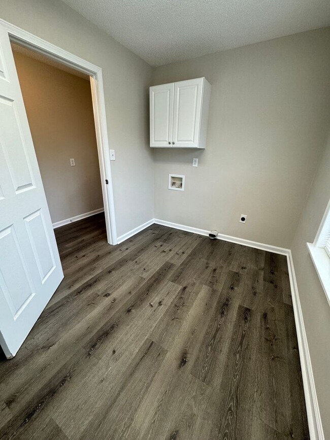 Building Photo - Beautiful 4 Bedroom, 2 Bath House Convenie...