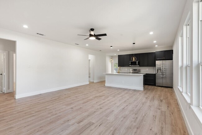 Building Photo - 150 Bandera Cir