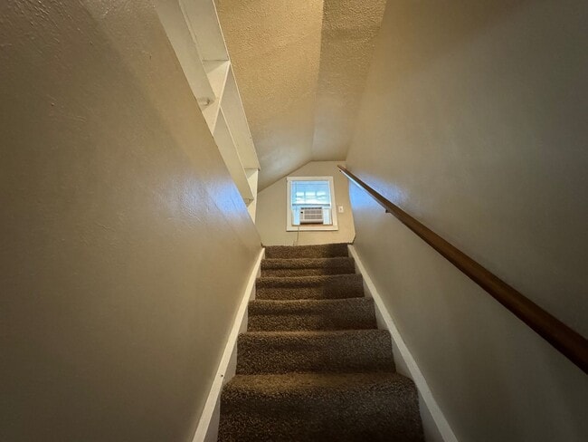 Building Photo - PRICE REDUCED! 4 Bedroom, 1.5 Bathroom Hou...