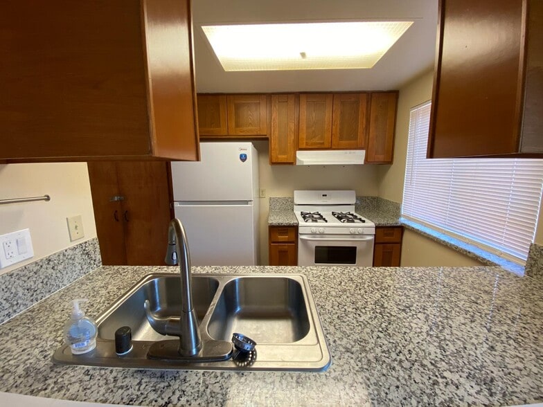 Kitchen - 4223 Weymouth Ln