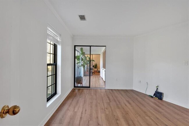 Building Photo - 25109 Plantation Dr NE