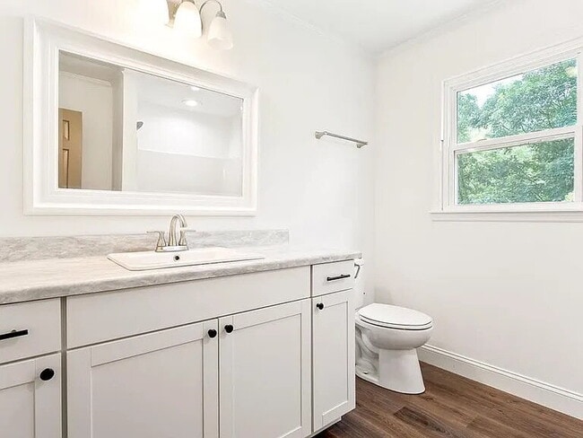 Building Photo - 1409 Robert Ln