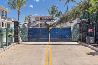 Building Photo - Luxury 3/2 Grated Community in South Kihei.