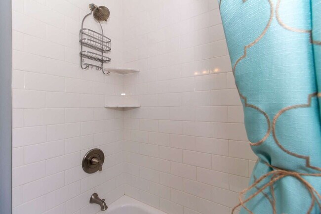 Building Photo - This tasteful decorated home features 3 be...