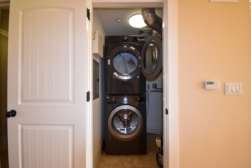 Building Photo - 1705 Palm Ave