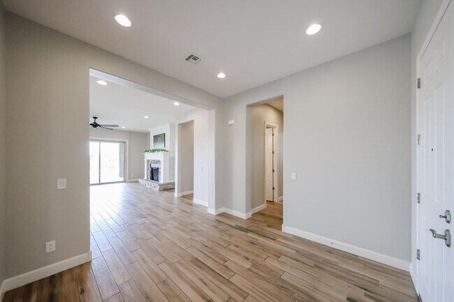 Building Photo - 1424 E Pedro Rd