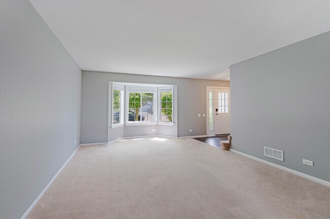 Building Photo - 1371 Braymore Cir E