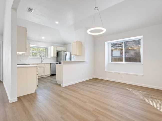 Building Photo - 612 De Soto Dr