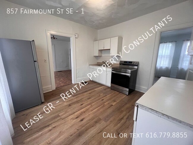 Building Photo - Two Bedroom Lower Unit with Bonus Room!