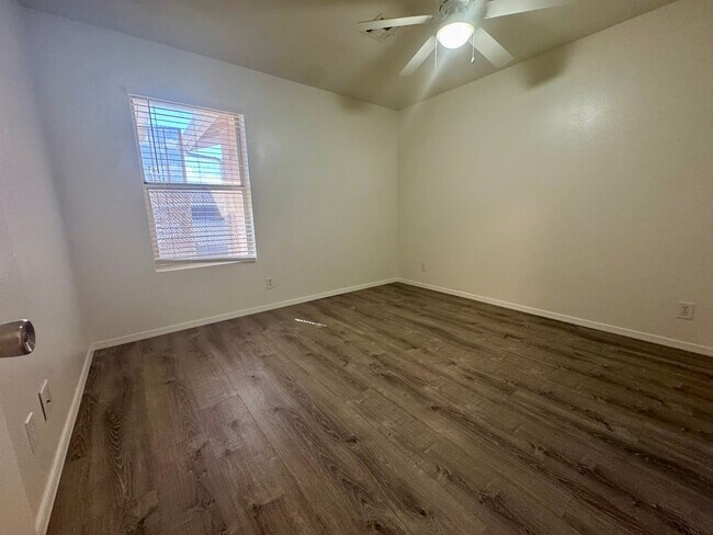 Building Photo - 2 Bedroom, 1 Bath Apartment in Bullhead Ci...