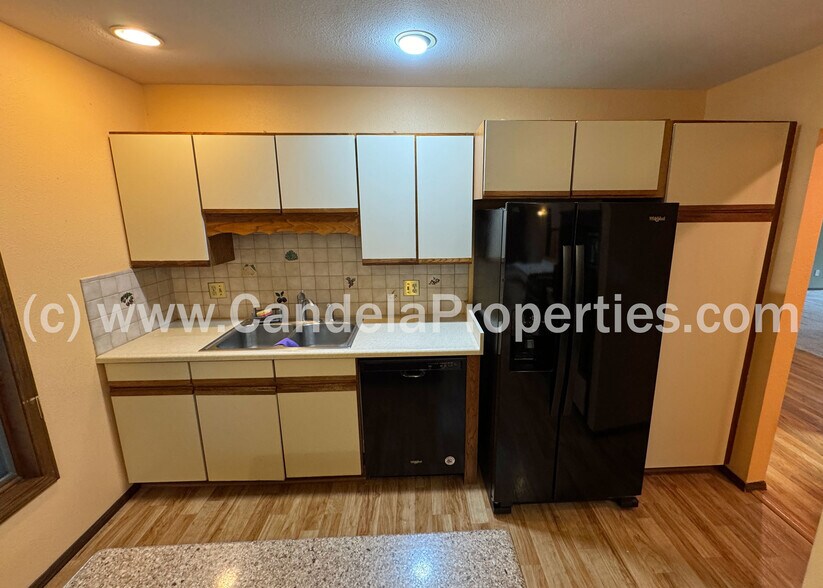 Building Photo - 2970 Shoreham Cir