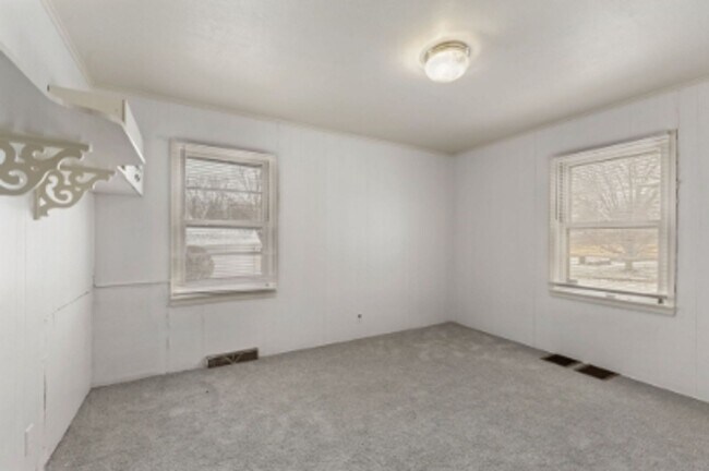 Building Photo - 1950's Charming 3 Bed Available Now!!