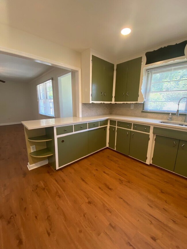 Building Photo - PRE-LEASE JULY 15th! - Adorable 4 bedroom 2.5 bath house in Athens, Ga.