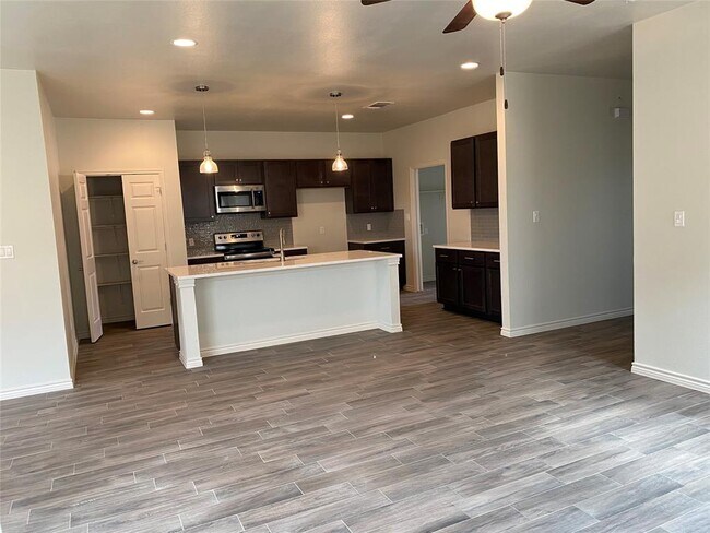 Building Photo - 525 CR 306