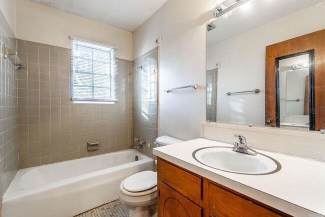 Building Photo - 6104 Meadowbrook Ln