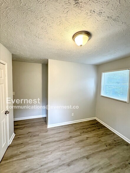 Building Photo - 8802 Homewood Dr