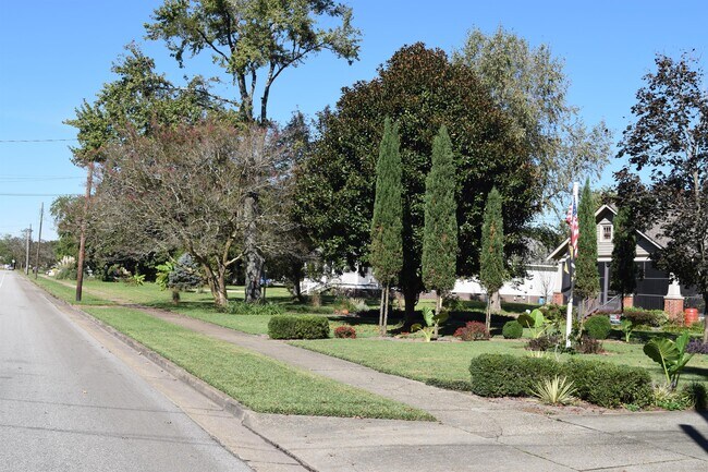 Building Photo - 310 La Salle Ave