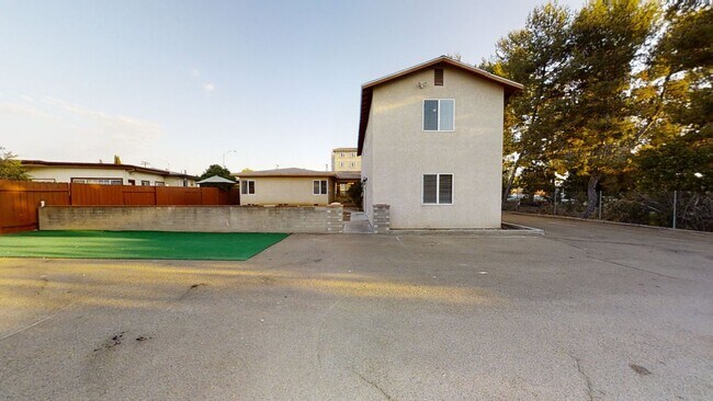 Building Photo - HUGE 10BR House on Montezuma!! - Large Private Parking Lot & Courtyard! - Right Next to Campus (L...